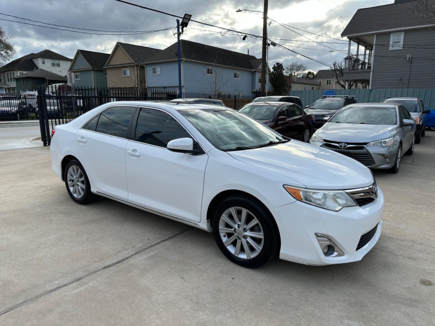 2012 White /Silver Toyota Camry XLE (4T4BF1FK0CR) with an 2.5L engine, Automatic transmission, located at 1501 West 15th St., Houston, 77008, (713) 869-2925, 29.797941, -95.411789 - Photo#1